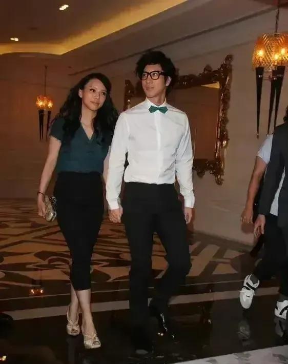 当年王力宏带李靓蕾参加陶喆的婚礼,手腕上戴的竟是根黑皮筋_高清图集