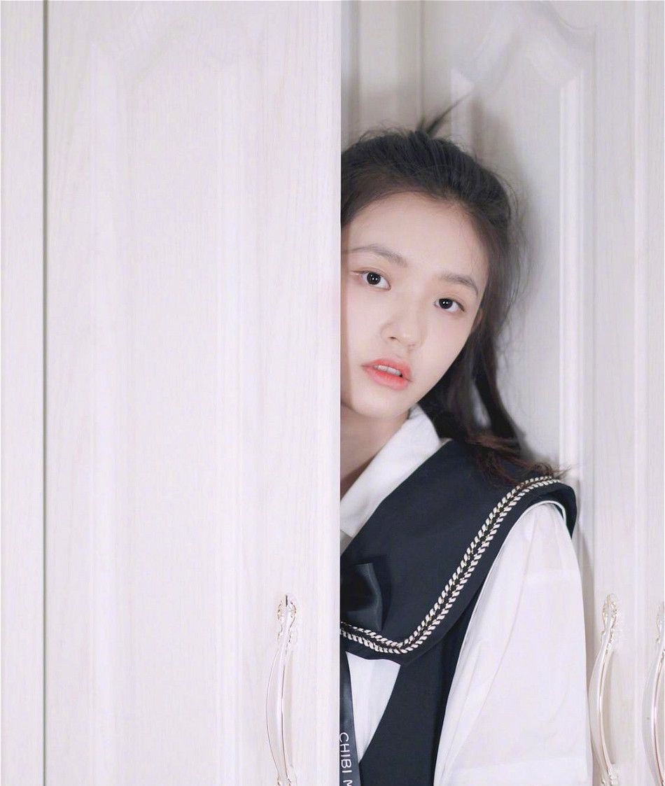 《我家那闺女2》林允在绿洲分享一组美照青春洋溢,学生气十足.