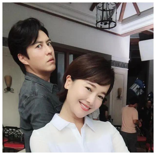 左小青与靳东合影,靳东背后各种搞怪,网友:男神成功抢镜了!