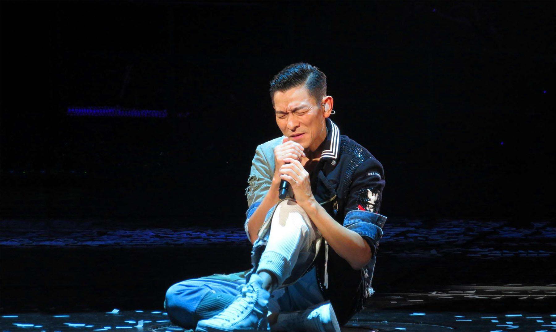 胡伟立当年写给刘德华的这首歌,一火就是30年,如今成了代表作!