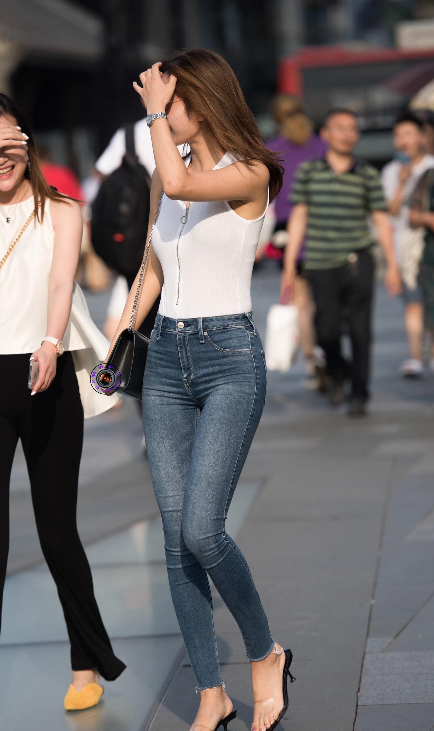 暖冬,美女用紧身牛仔裤搭配高跟凉鞋,让身姿更显轻盈灵秀|南方|暖冬|