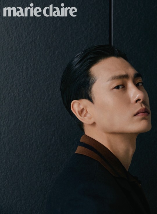 韩国男星刘太旿登最新杂志 油头造型拍写真