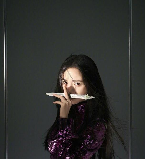 杨幂展示东方女性的独特之美，紫色亮片上衣好美，让人移不开眼睛