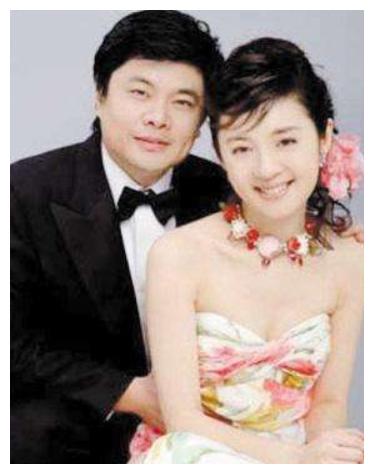 被传丈夫为她花1亿离婚,挺孕肚进豪门的前央视主持许戈辉怎样了?