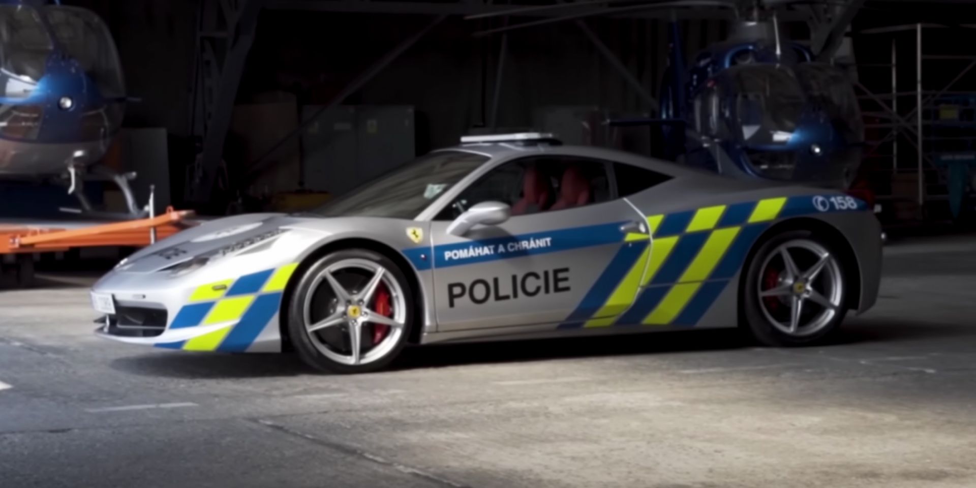 这才叫做善用没收车辆捷克警方把没收的法拉利改造成警用车