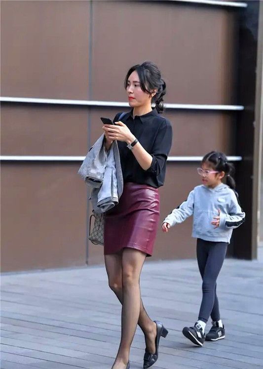 儿童节时尚辣妈逛街遛娃,靓丽的气息知性而优雅,是节日最美风景