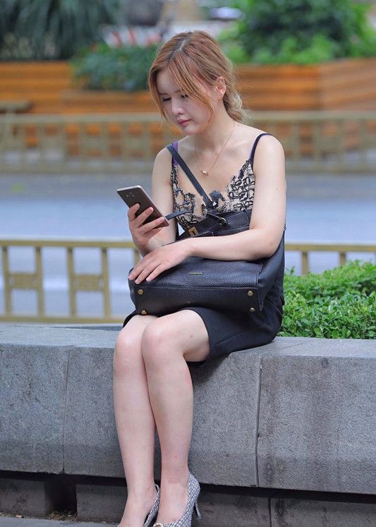 时尚美女的坐姿优雅,简约时尚风有小女人的味道,精致与靓丽并存