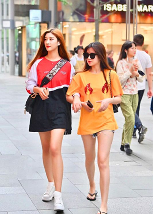 街拍,颜值美美哒的闺蜜好友一起逛街,靓丽的青春风扑面而来