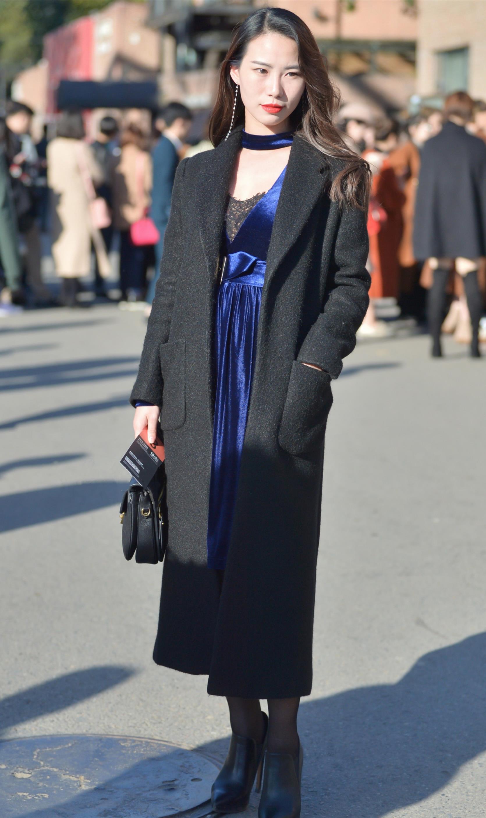 冬天穿连衣裙,搭配毛呢大衣和尖头细跟鞋,时髦保暖还显身材
