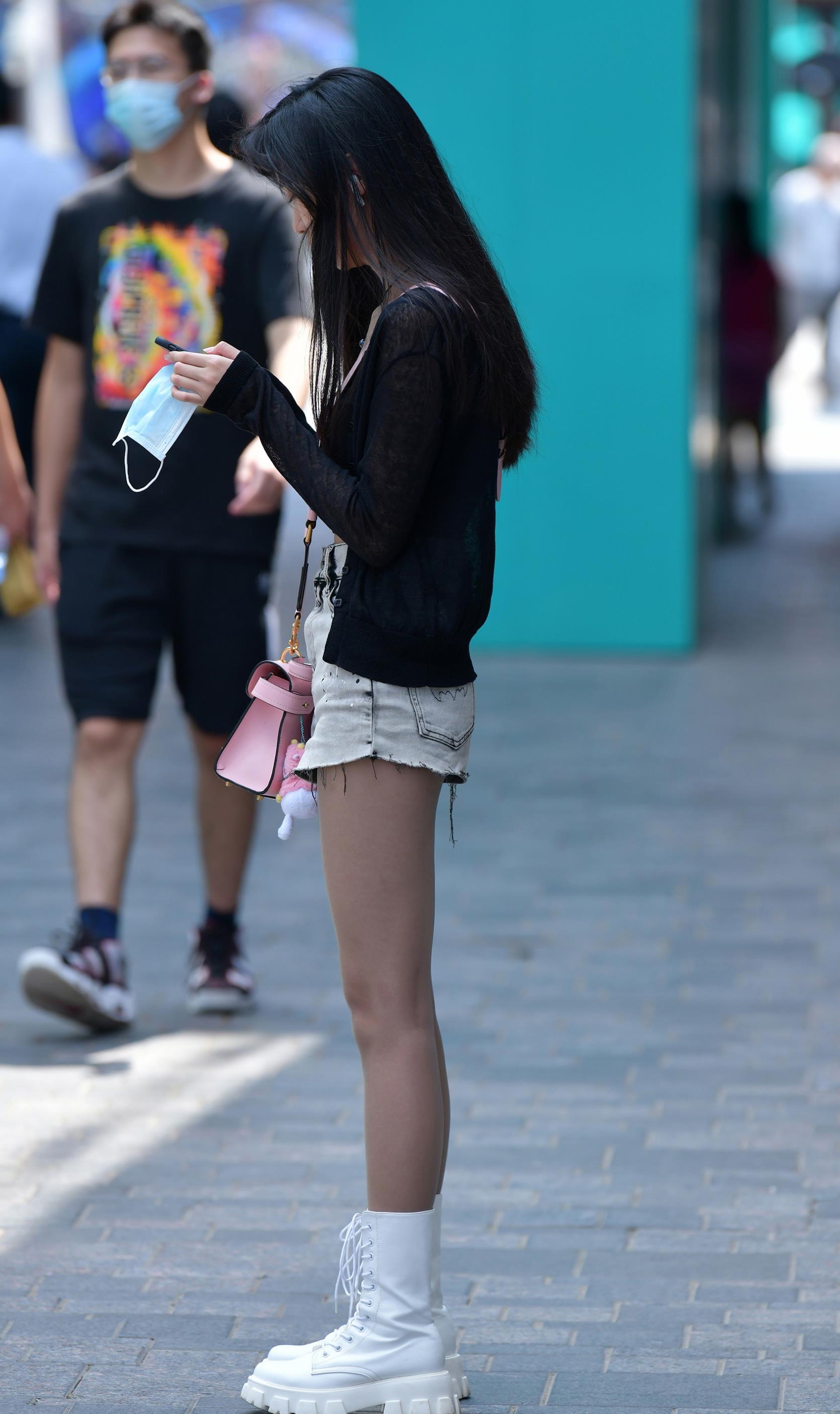 牛仔短裤加短靴再搭配一双丝袜小个子女生一样穿时髦又显腿长