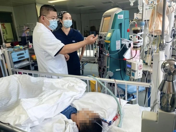 2岁男童在家误把百草枯当饮料喝下，医院连续4天血液净化抢回一命