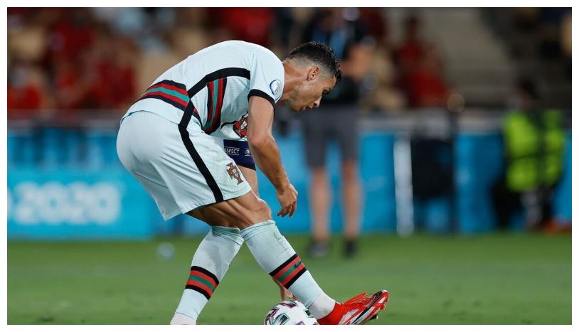 欧洲杯:c罗和可口可乐恩怨难断,葡萄牙淘汰后,c罗被"挪走"