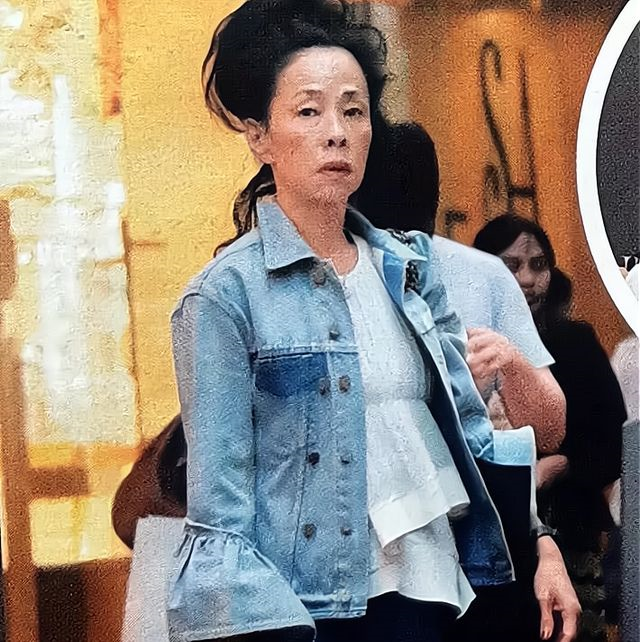 62岁陈荟莲还在"扮嫩",穿条纹套装配丸子头,时髦俏皮不违和_高清图集