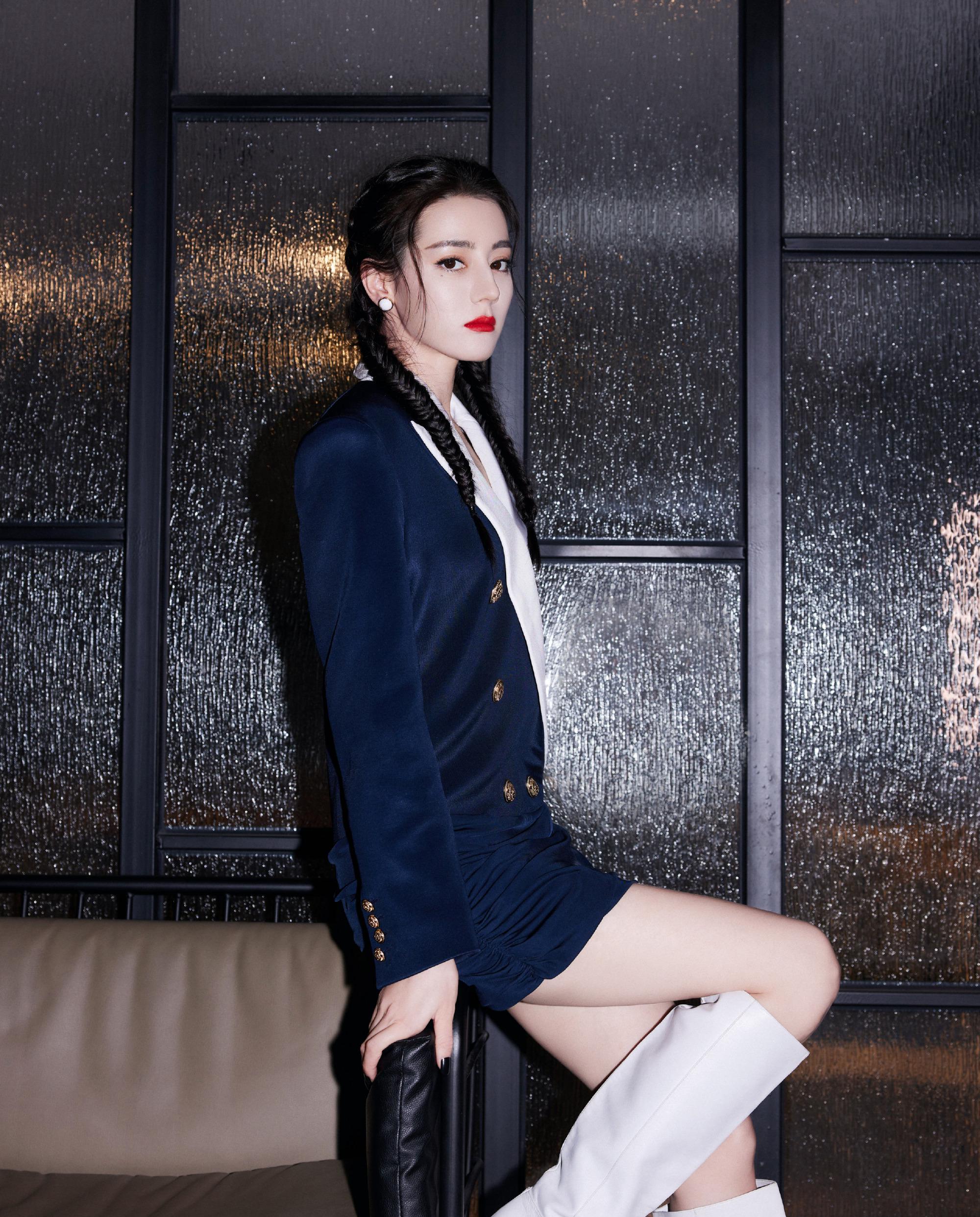 迪丽热巴美出新高度,双排扣西装下衣失踪,双麻花辫红唇成焦点