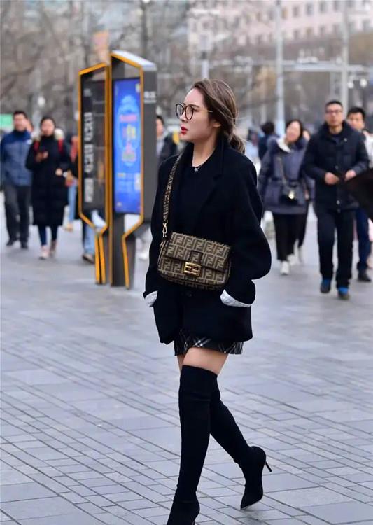 长筒靴露出性感美腿,姑娘的穿搭让人傻傻分不清季节_高清图集_新浪网