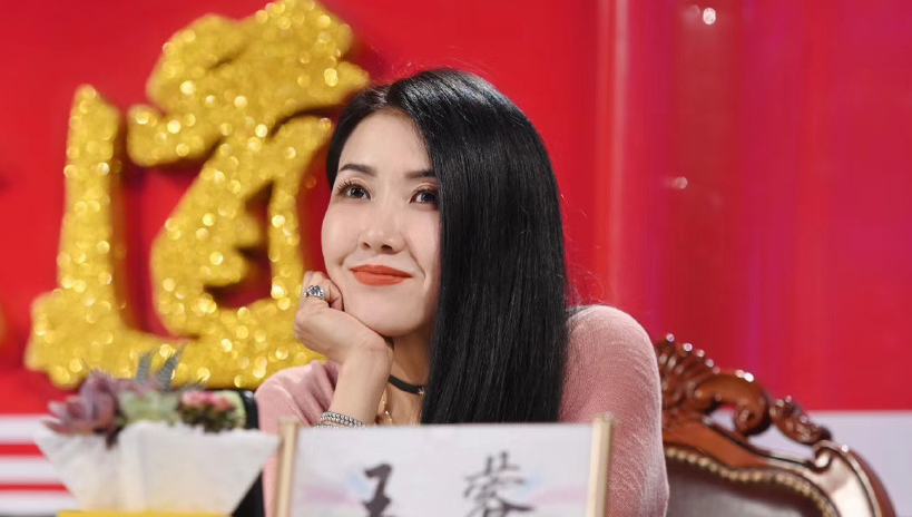 歌手王蓉近况落魄，现身商演卖力吆喝无人理，舞蹈被疑划水明显