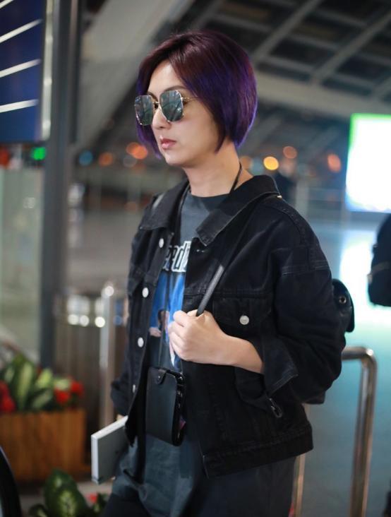 杨千嬅发色招摇穿学生装出门好随意一点看不出真实年纪