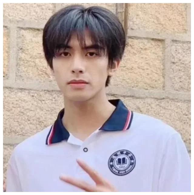 蔡徐坤穿校服,王一博穿校服,肖战穿校服,看到宋威龙国民校草