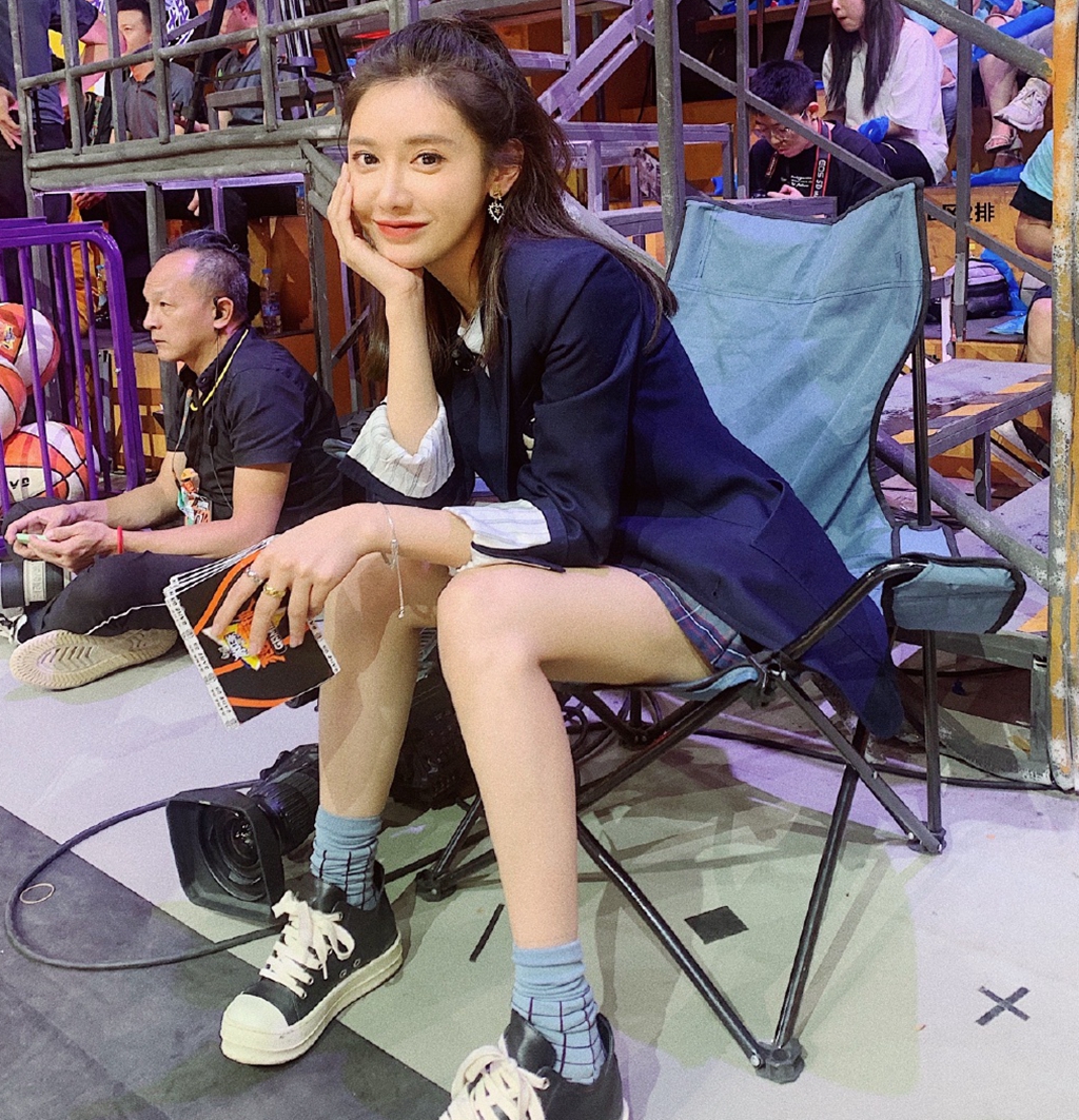 美娜祝贺湖人取胜!熬夜直播洛城德比,显露疲态,自称湖人的福星