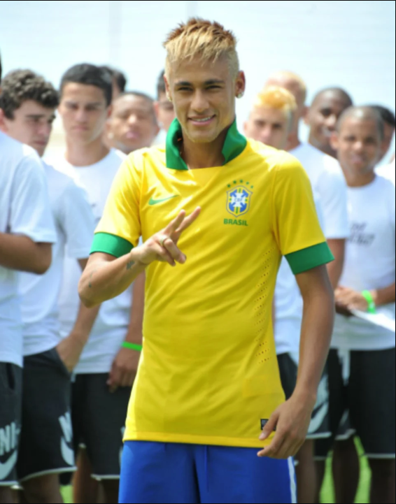 美洲杯失利后内马尔以新发型再次露面