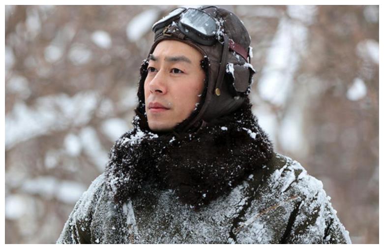 电影《悬崖之上》,二组下车后,特务已经知道了小兰的身份休闲区蓝鸢梦想 - Www.slyday.coM 电影《悬崖之上》,二组下车后,特务已经知道了小兰的身份休闲区蓝鸢梦想 - Www.slyday.coM