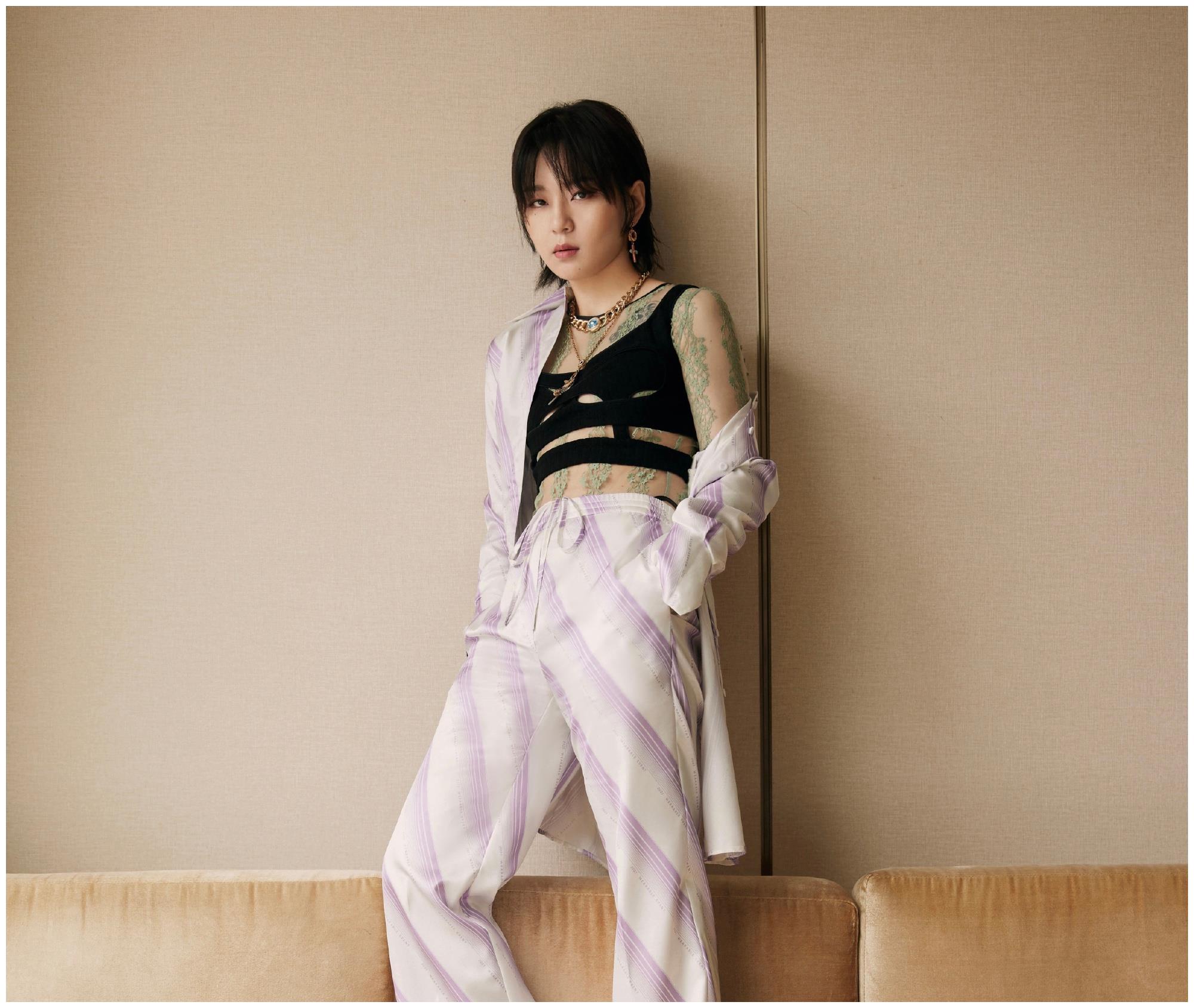 周笔畅这时尚真学不来,透视衣像大花臂,衣服还要划几个口来穿