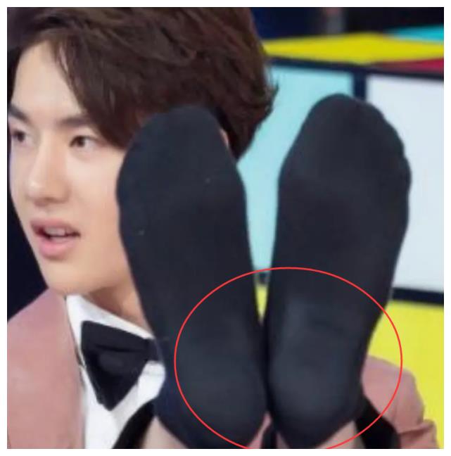 王一博太执迷完美身高?被扒在袜子里藏增高鞋垫,上节目无惧脱鞋