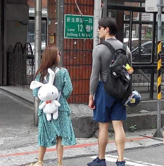 锦荣携辣妈女友恩爱现身,眉宇间神似蔡依林,新欢身份不简单