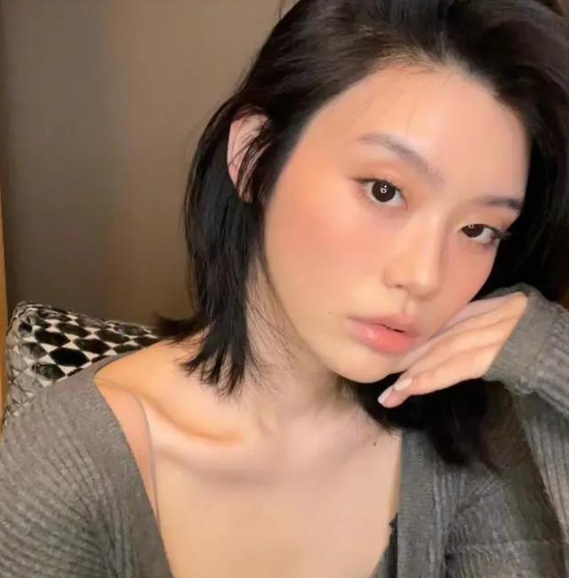 奚梦瑶晒自拍秀短发造型,低胸装露好身材,引起网友热议__财经头条