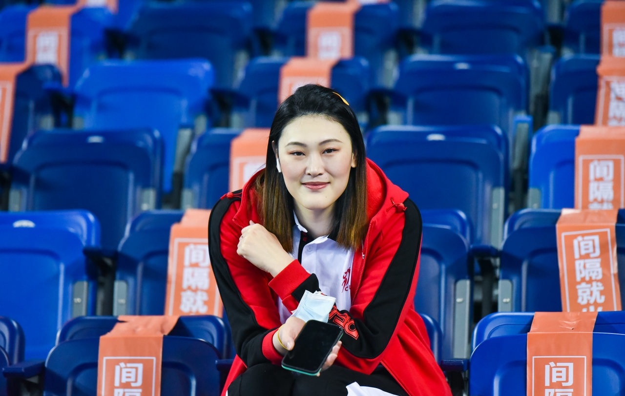 大梅久违啦!辽宁华君女排的王总经理有范儿不?