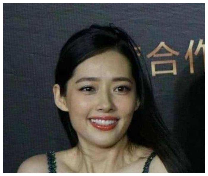 不过像陈凯师这样漂亮的美女,结果在剧中扮演"丑角",不得不说她也是一