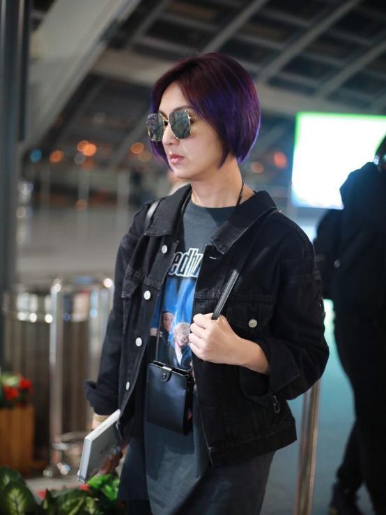 杨千嬅发色招摇穿学生装出门好随意一点看不出真实年纪