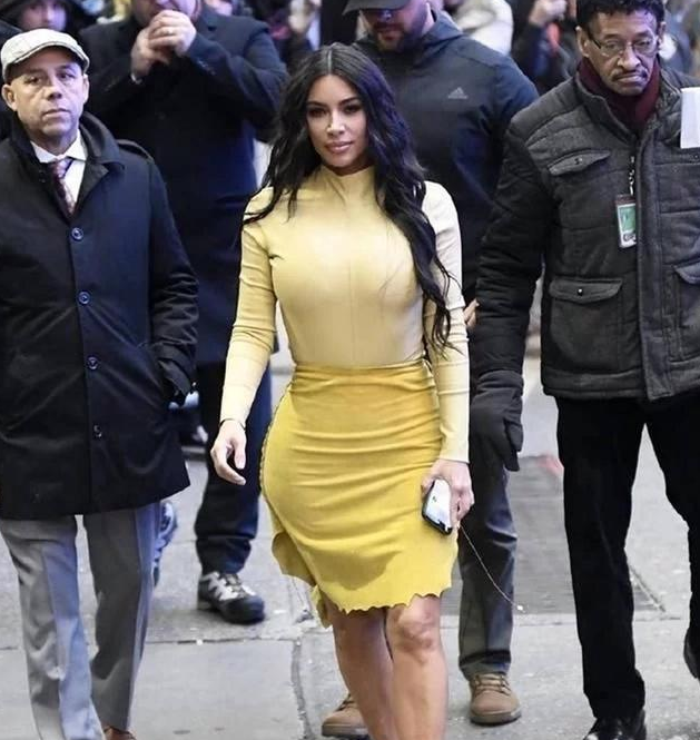 卡戴珊这样穿臃肿不堪,这样的时尚我真的不懂_高清图集_新浪网