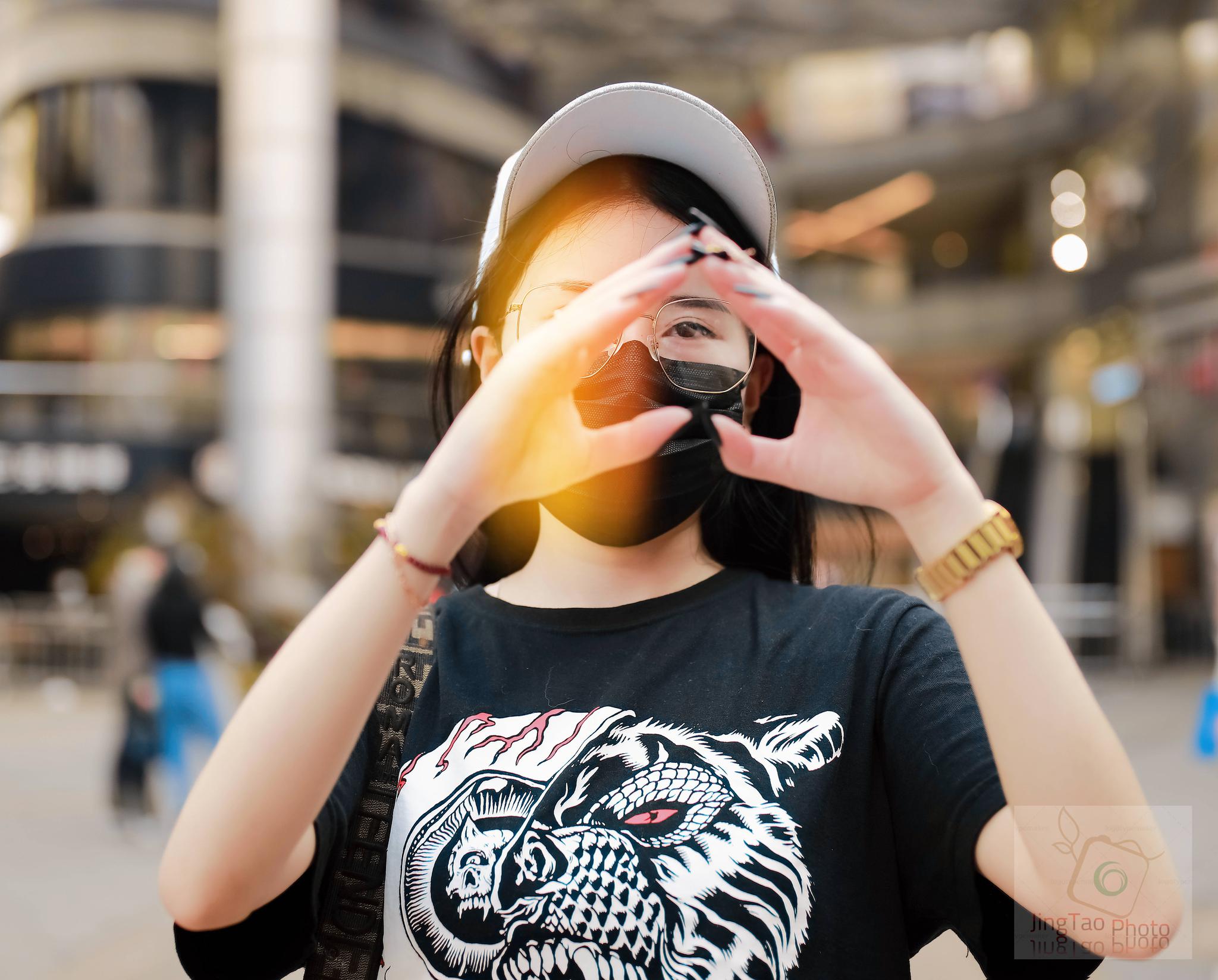 战疫公益拍摄若有爱就有光重庆小姐姐为武汉花式比心