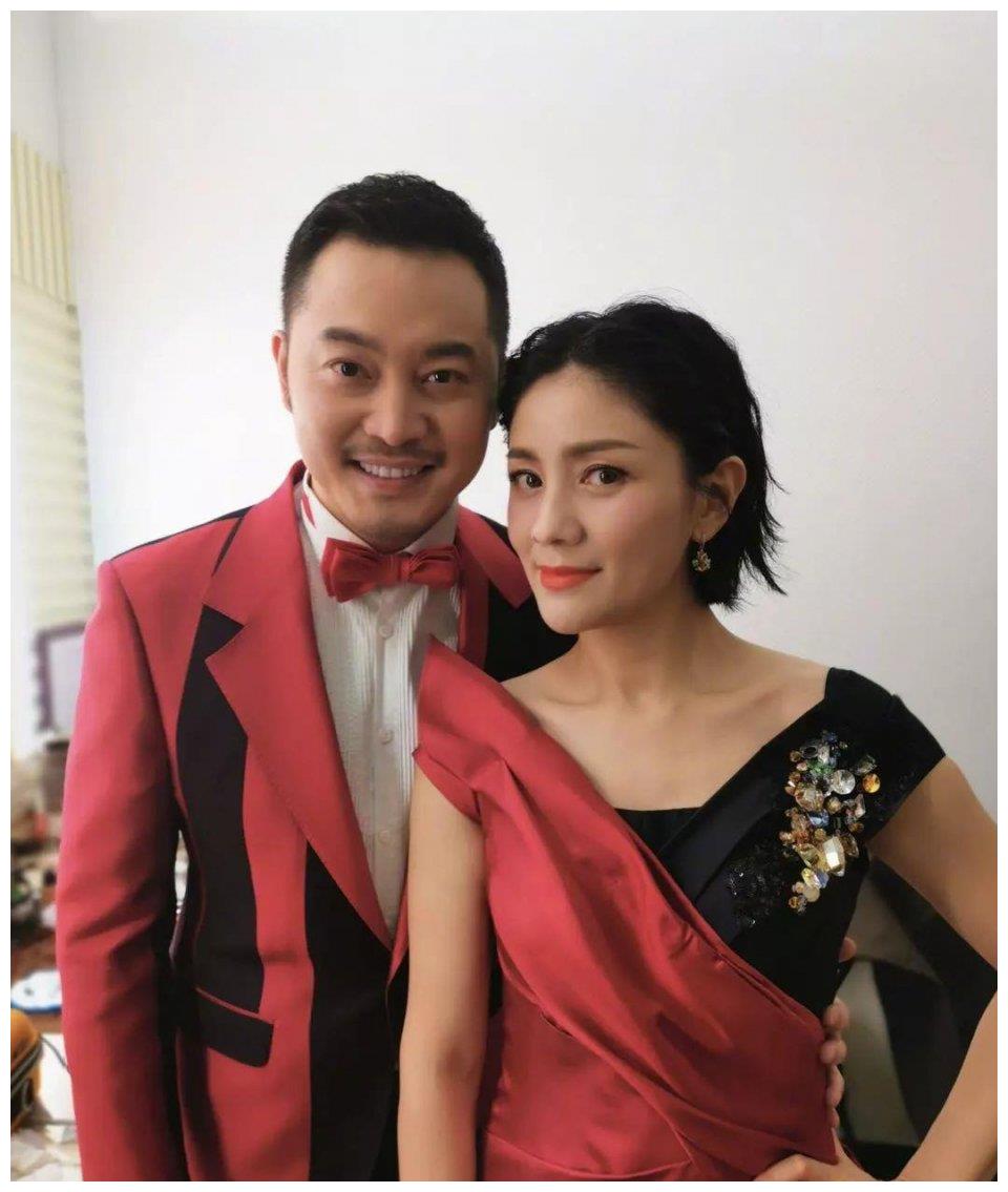 沙溢胡可又撒狗粮胡可一头短发好减龄完全不像2个孩子的妈妈