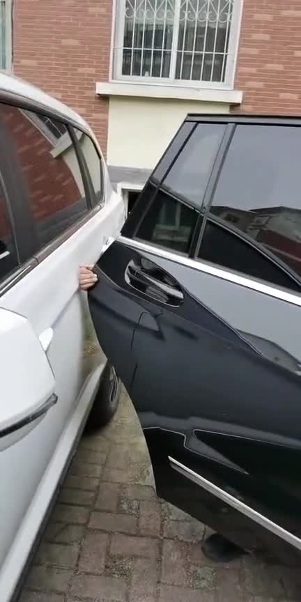 素质从没失望过下车开门只要边上有车就会用手扶着车门