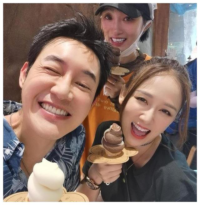 娱乐圈一位隐藏的男闺蜜其亲密合影过的女明星很多都是大咖