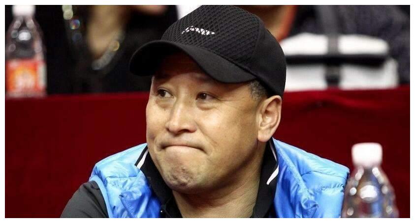 58岁李永波罕见现身,下课三年生活悠闲,双下巴明显发福严重