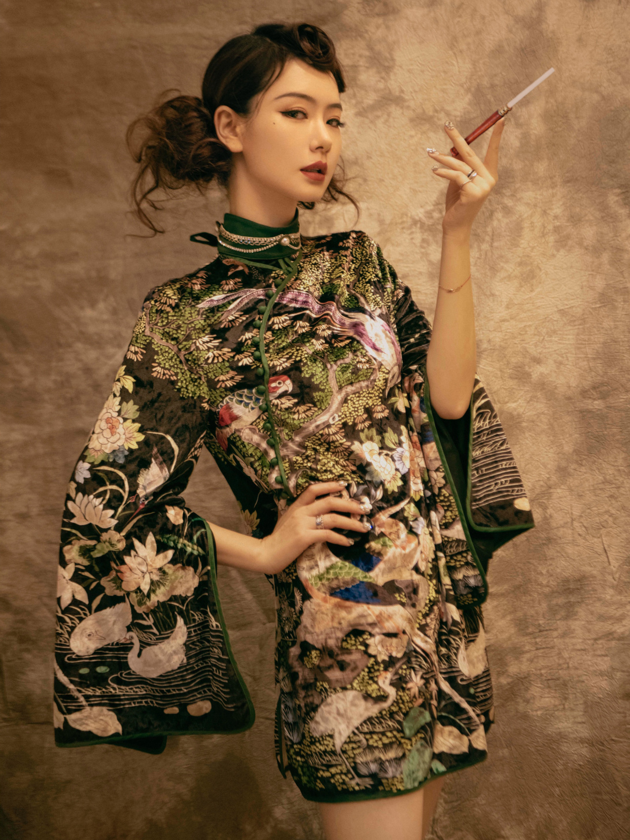 戚薇3套旗袍造型齐上线高开叉剪裁藏不住的大长腿