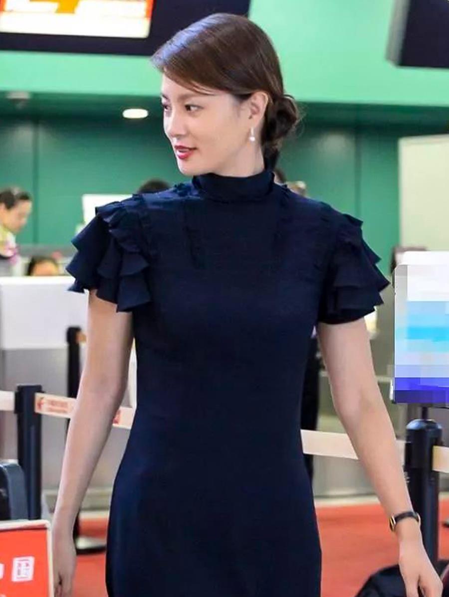 42岁刘芳菲不愧是周涛接班人!穿着优雅走机场,不胖不瘦很出众