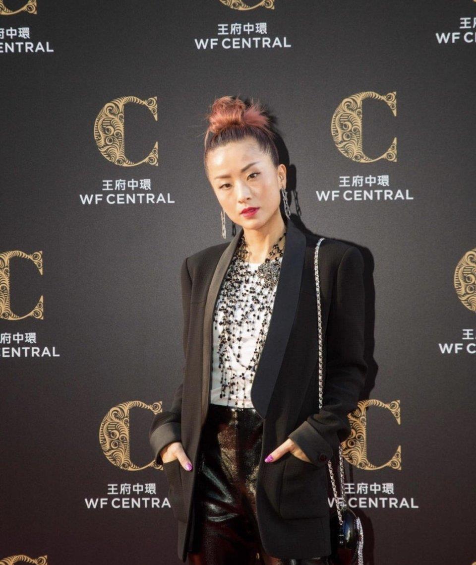 徐濠萦品味一点也不差!黑色西装搭配皮裤张扬霸气,气场十足