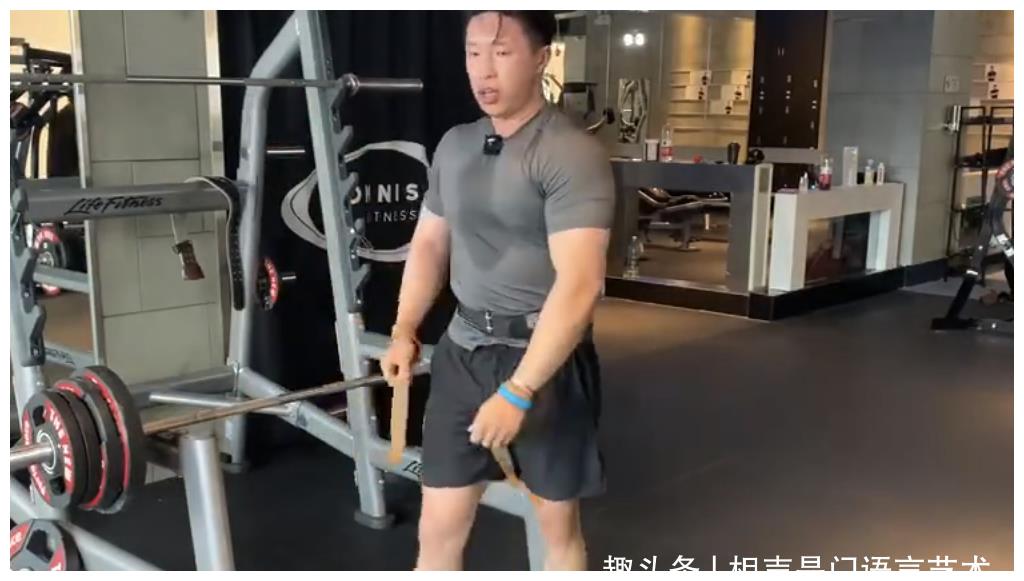 果然是个狠人德云社烧饼晒健身照看到他的小腿网友们都服气了