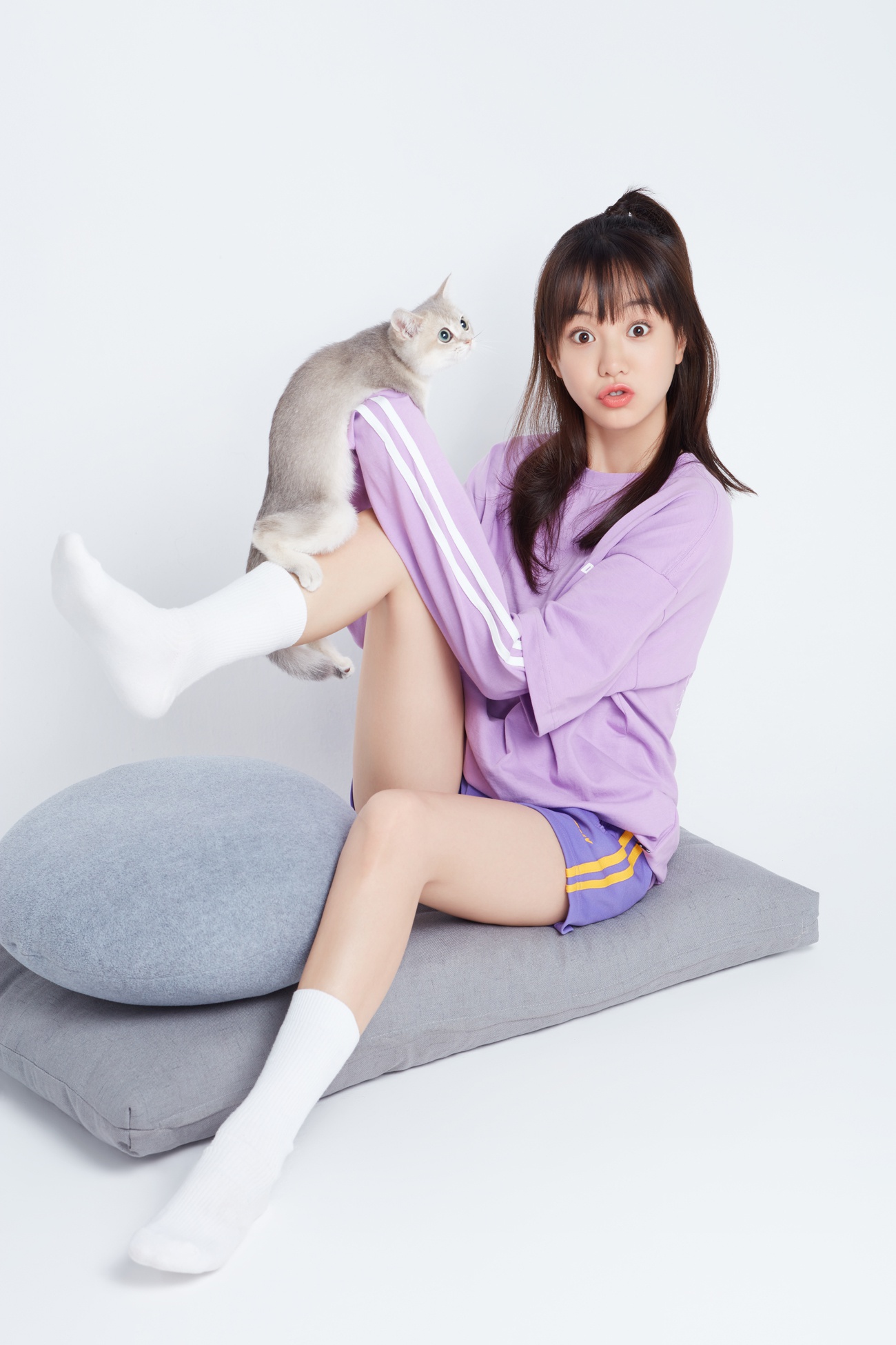 胡意旋猫系女友治愈写真释出 灵动可爱元气满满