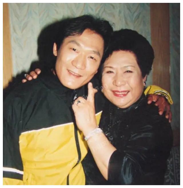 老来得子57岁谢东享凑仔之乐为2岁儿子四处走穴赚钱