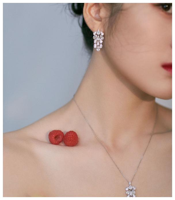 张雪迎越来越惊艳草绿色都穿得这么高级锁骨杀太迷人