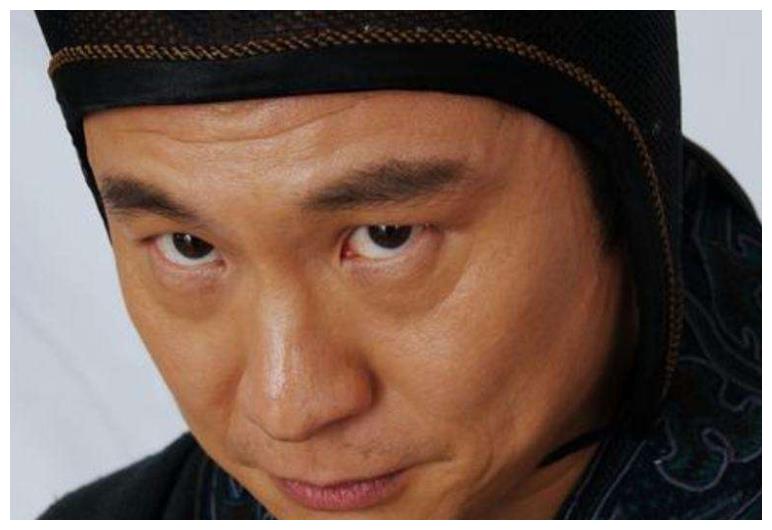 其实他是一名来自台湾的演员,他不仅有着特别高超的演技,而且一出道就