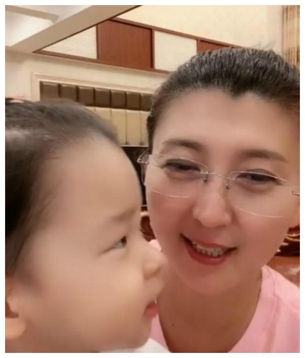 闫学晶45岁生二胎,得到全家人的支持,直播表示辛苦但乐在其中