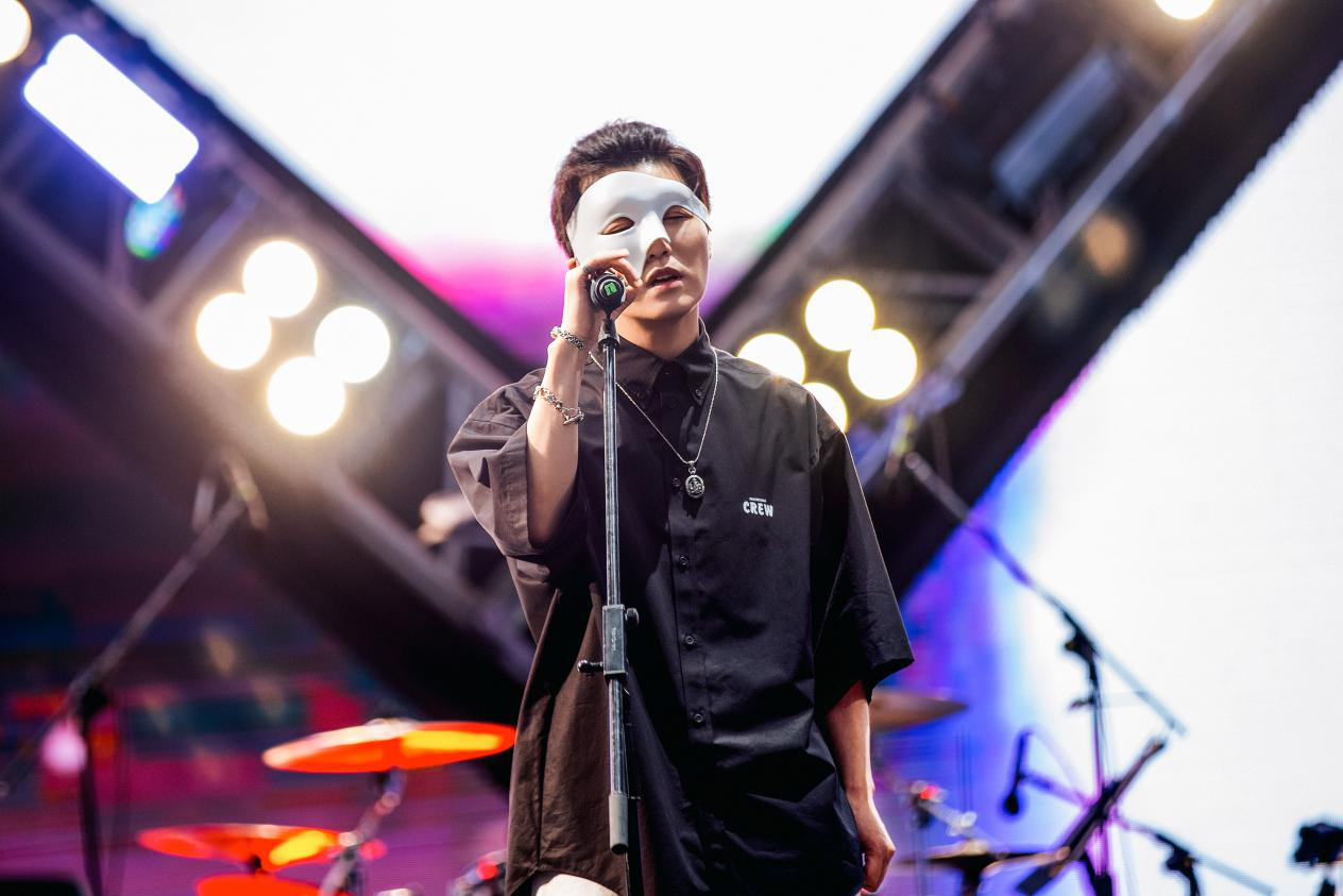 罗中凯海口音乐节神秘亮相,"沙漠蹦迪"燃炸现场