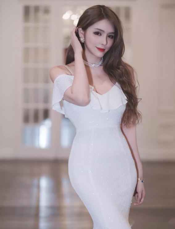 张琪格晒三亚露背照,素颜直播化妆脸色"苍白",粉丝直呼不认识