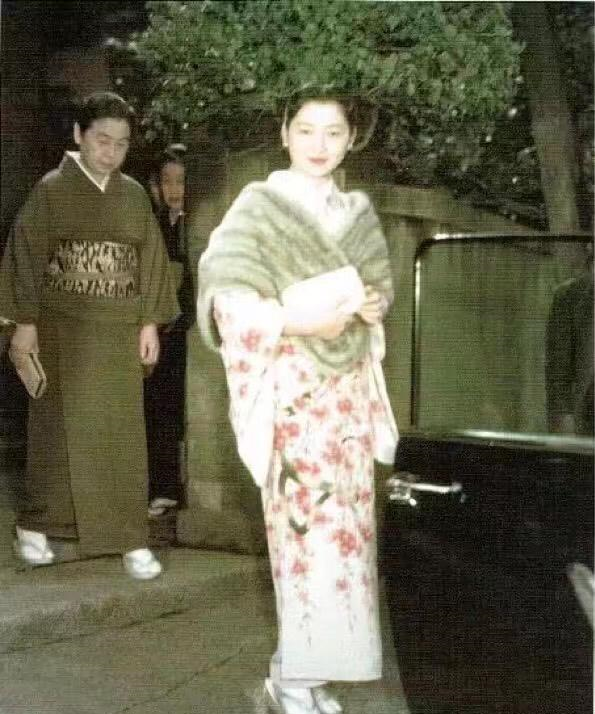 日本平民皇后美智子到底有多美？身着传统和服，尽显端庄优雅休闲区蓝鸢梦想 - Www.slyday.coM